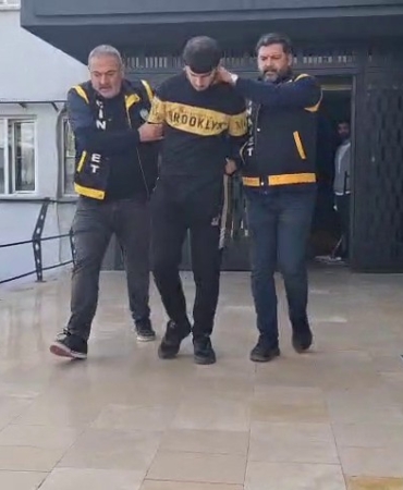 45ten-fazla-bicak-darbesiyle-esini-olduren-supheli-adliyeye-sevk-edildi-i2hAbSq8.jpg