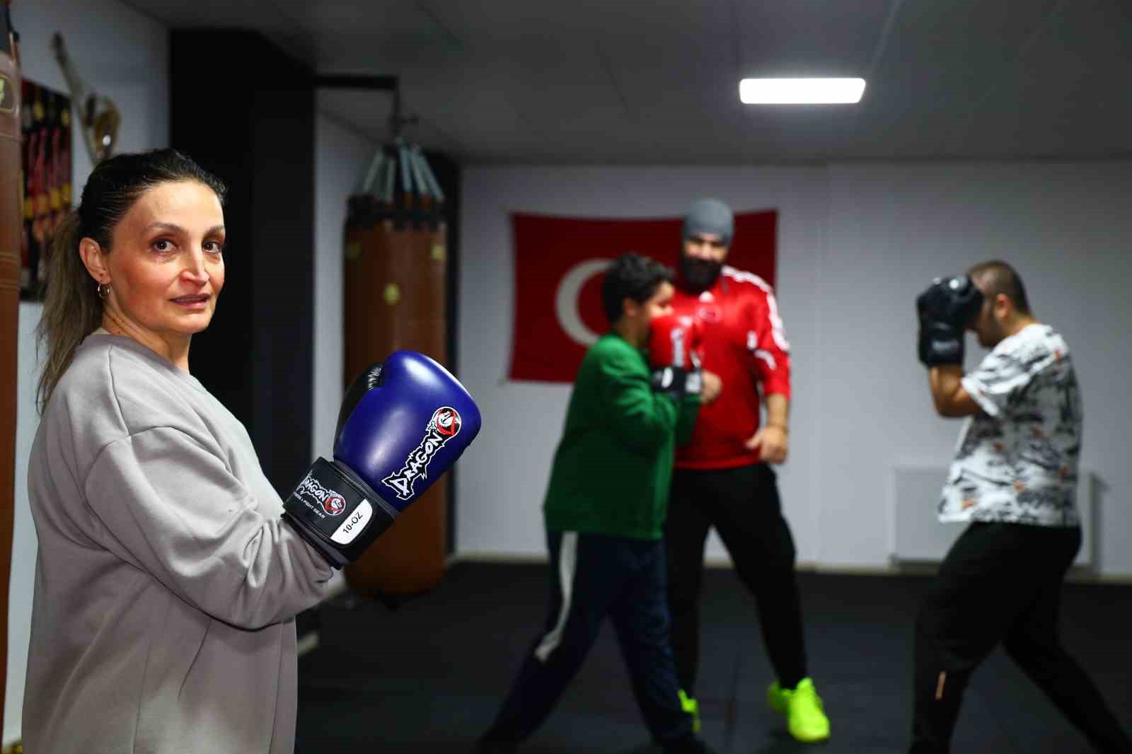 47 yasindaki hemsire anne cocuklariyla birlikte eldiven giyip ringe cikti 0 UVJkDPHg