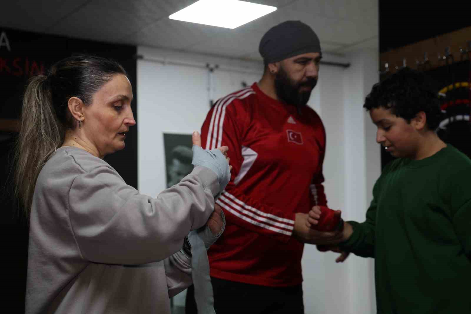 47 yasindaki hemsire anne cocuklariyla birlikte eldiven giyip ringe cikti 5 6yQyDfK8