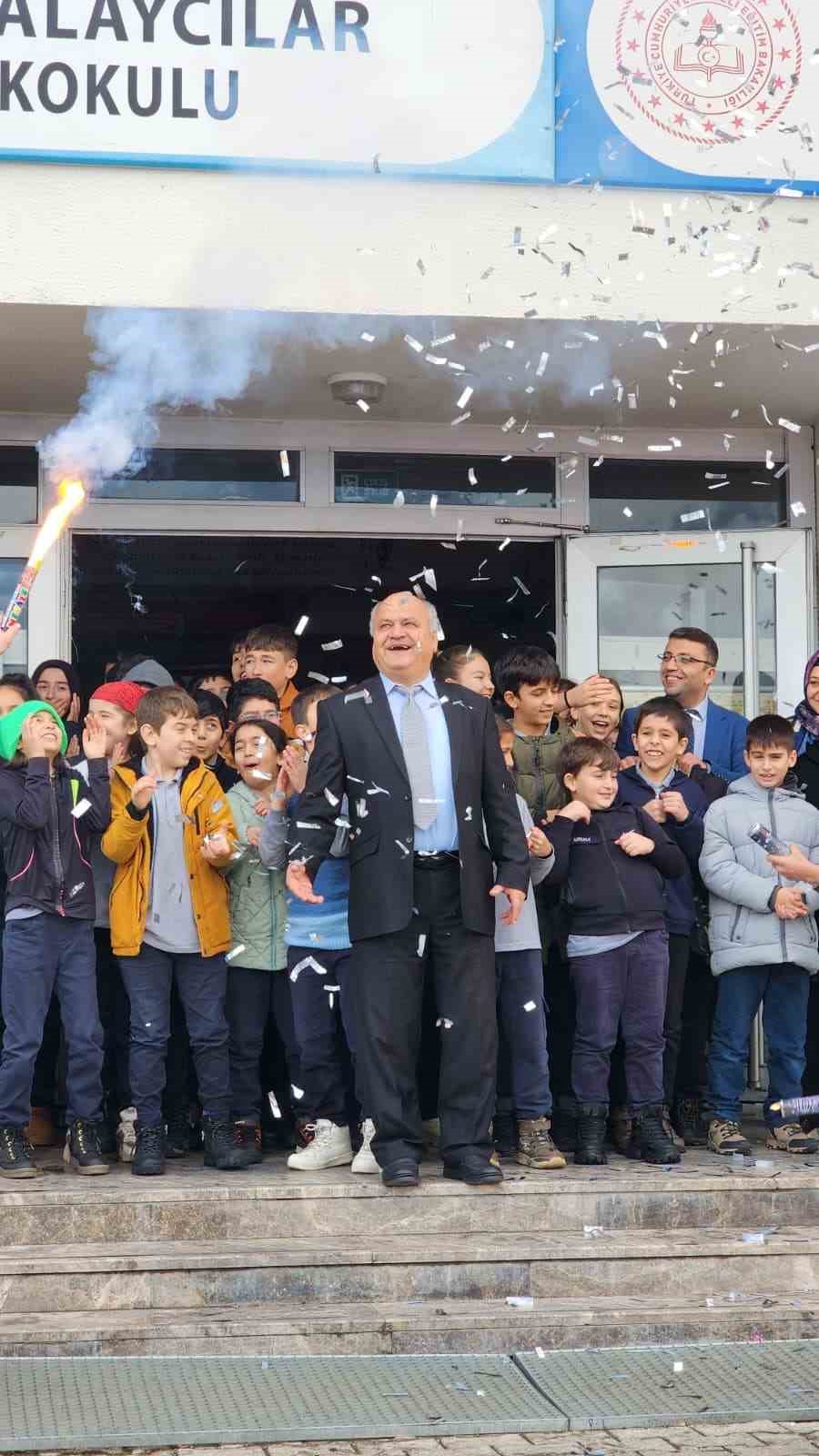 47 yillik egitimci alkislarla meslegine veda etti 0 XV9qFQiM