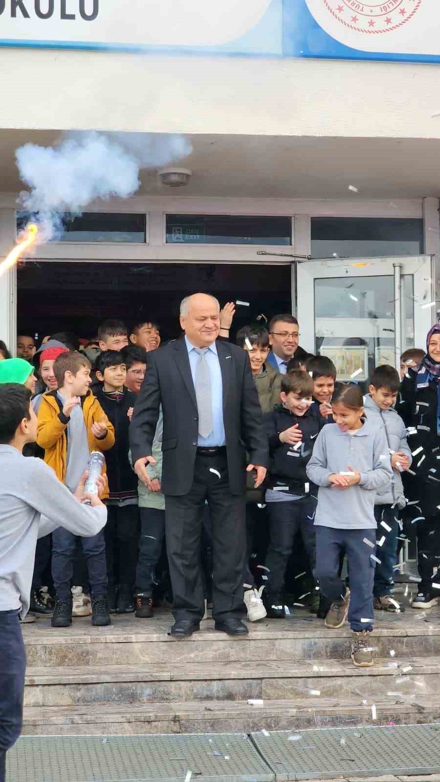 47 yillik egitimci alkislarla meslegine veda etti 1 VizHHpdU