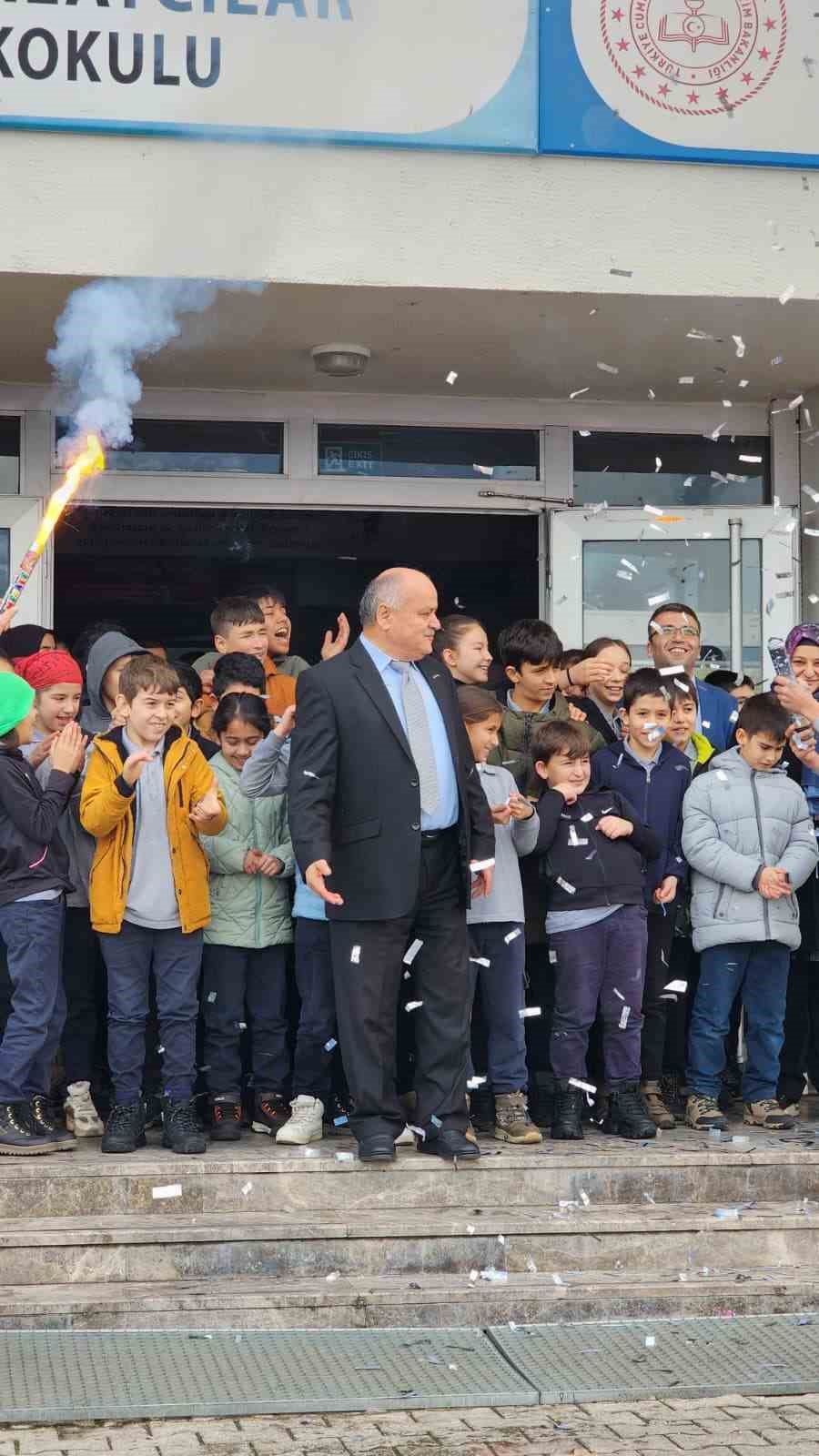 47 yillik egitimci alkislarla meslegine veda etti 2