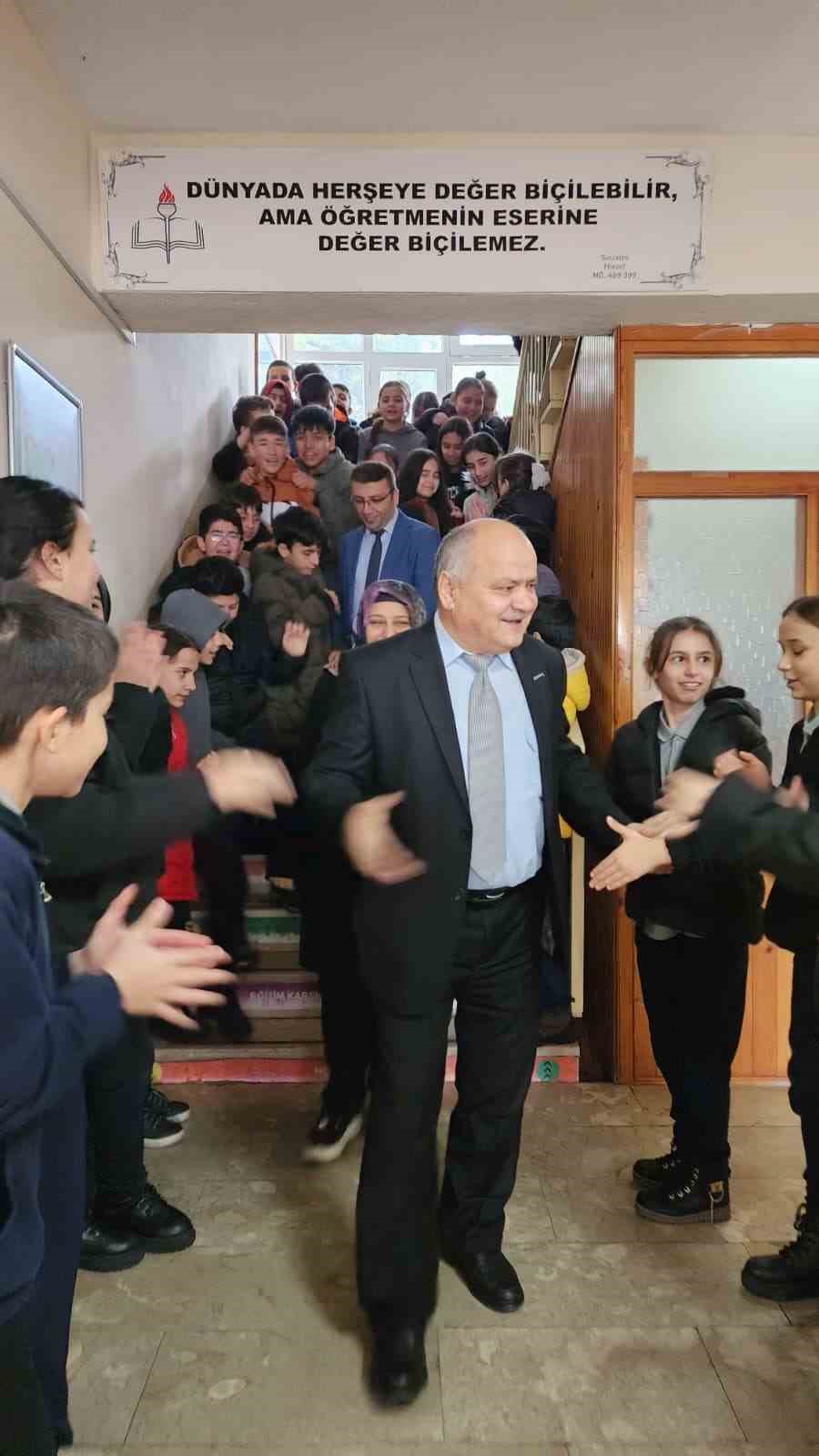 47 yillik egitimci alkislarla meslegine veda etti 3 yMJGqgVc