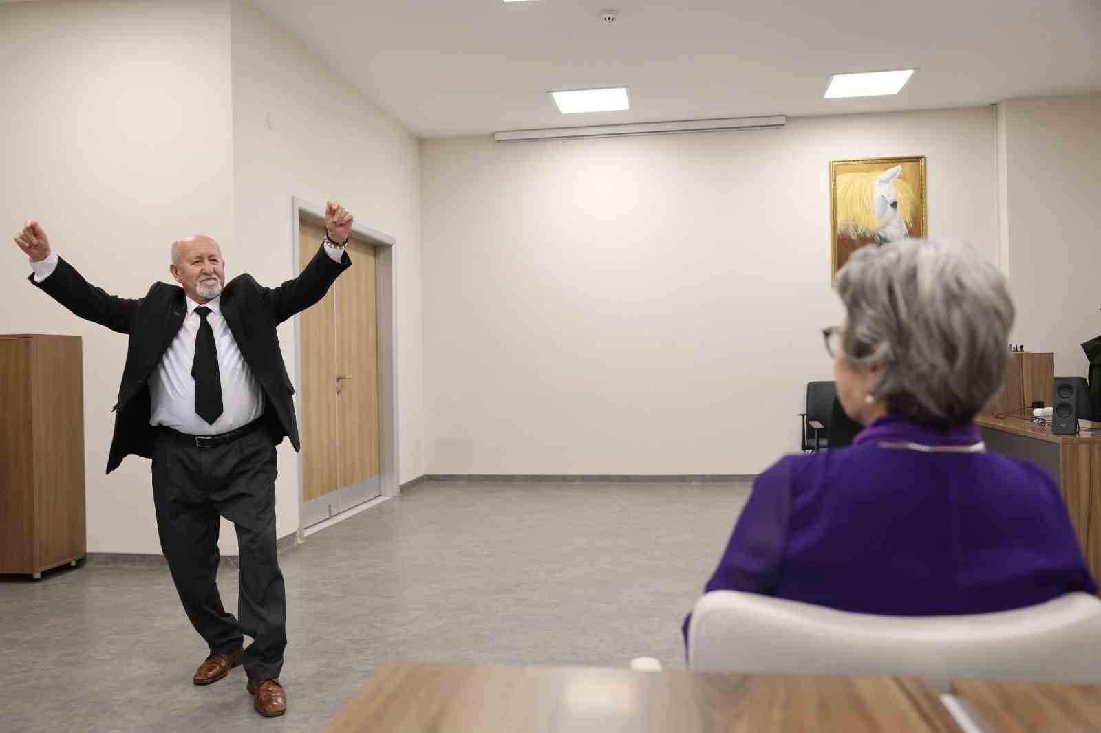 47 yillik esine sevgililer gunu surprizi yapti 4