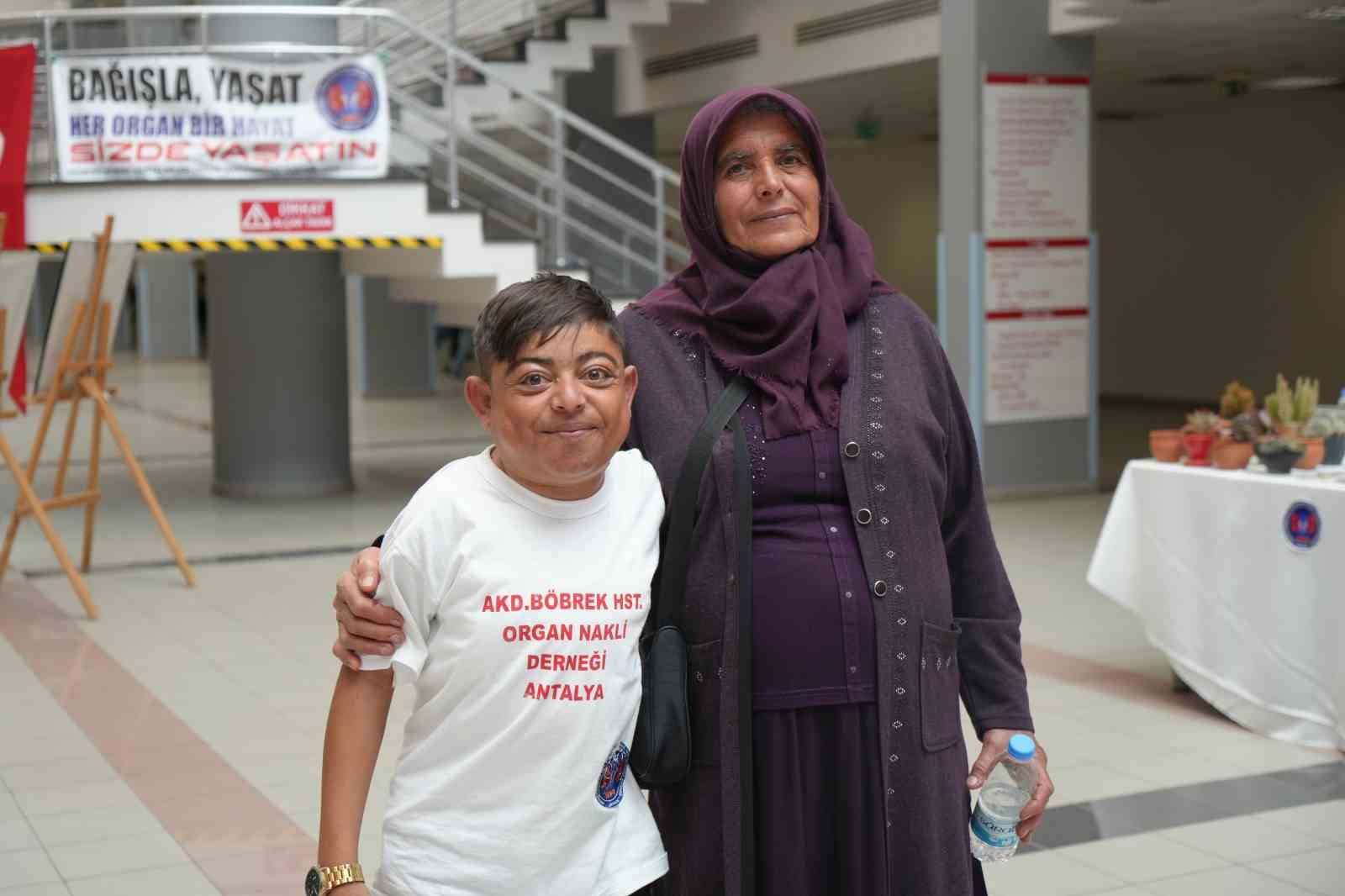48 yıldır babasından ve kız kardeşinden aldığı böbreklerle yaşıyor 7 48 yildir babasindan ve kiz kardesinden aldigi bobreklerle yasiyor 3 j6lvdJuh