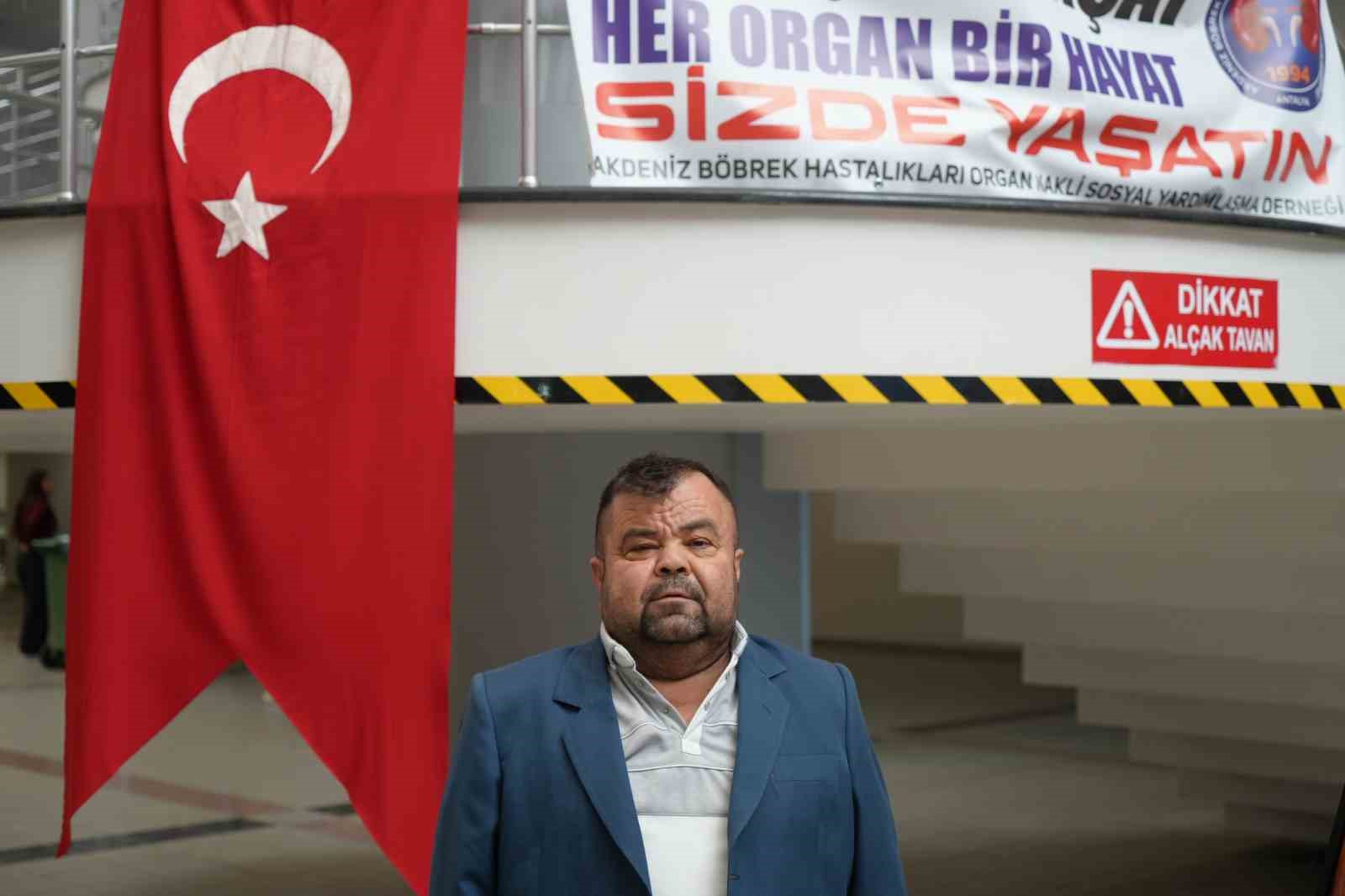 48 yıldır babasından ve kız kardeşinden aldığı böbreklerle yaşıyor 10 48 yildir babasindan ve kiz kardesinden aldigi bobreklerle yasiyor 6 IEJv4hl5