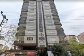 Birbirini tanımayan şahısların bıçaklı ve koltuklu kavgası kameraya yansıdı 1 thumbnail
