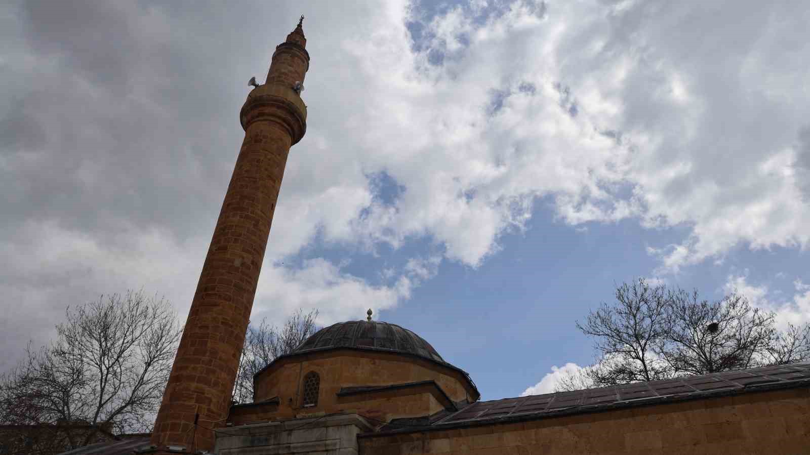 5 asırlık miras alarm veriyor: Ahi Evran Cami’nin sıva ve boyaları dökülüyor 5 5 asirlik miras alarm veriyor ahi evran caminin siva ve boyalari dokuluyor 1 Rz4aAdNr