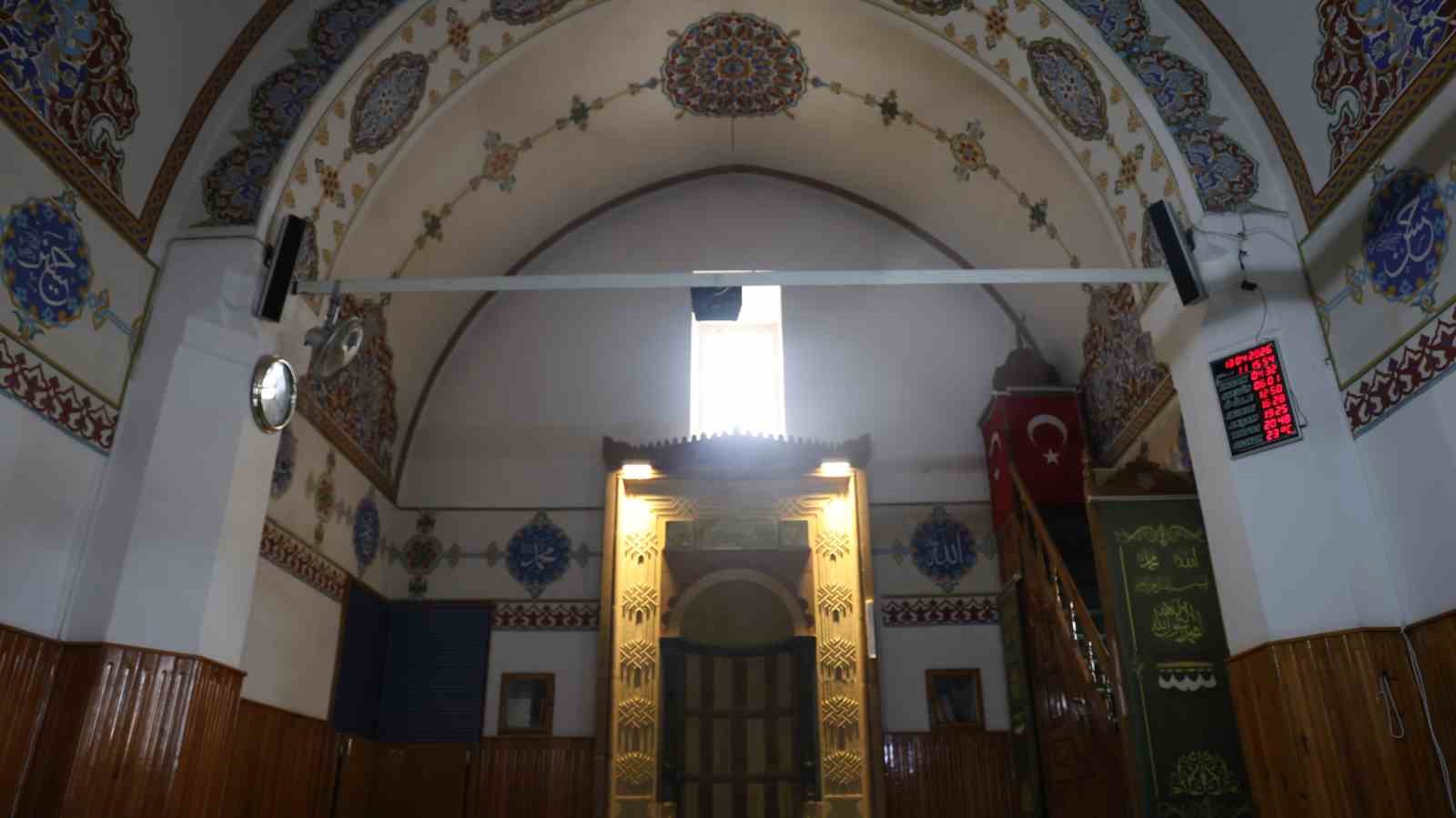 5 asırlık miras alarm veriyor: Ahi Evran Cami’nin sıva ve boyaları dökülüyor 6 5 asirlik miras alarm veriyor ahi evran caminin siva ve boyalari dokuluyor 2 MeEZjSS1