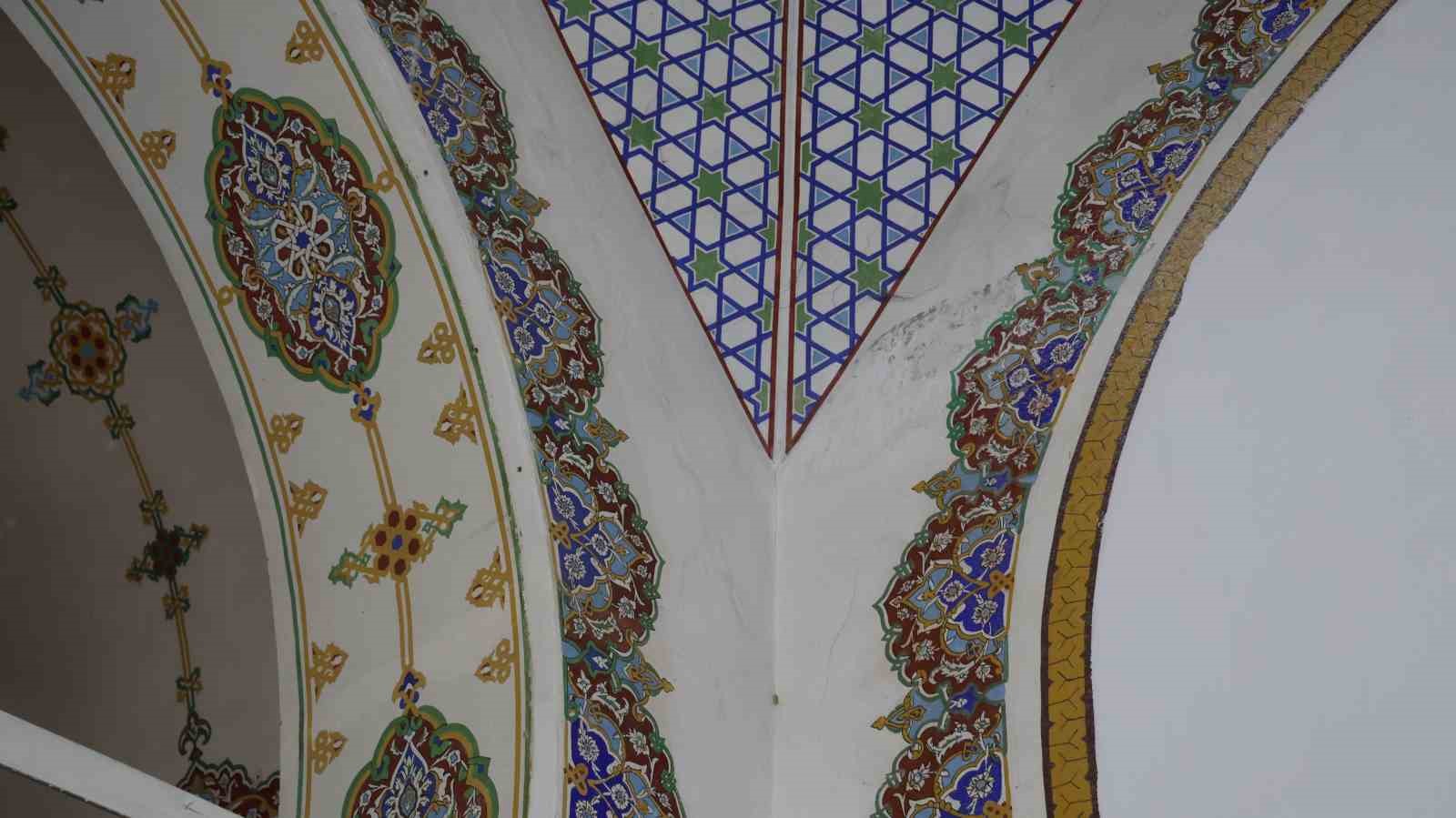 5 asırlık miras alarm veriyor: Ahi Evran Cami’nin sıva ve boyaları dökülüyor 7 5 asirlik miras alarm veriyor ahi evran caminin siva ve boyalari dokuluyor 3