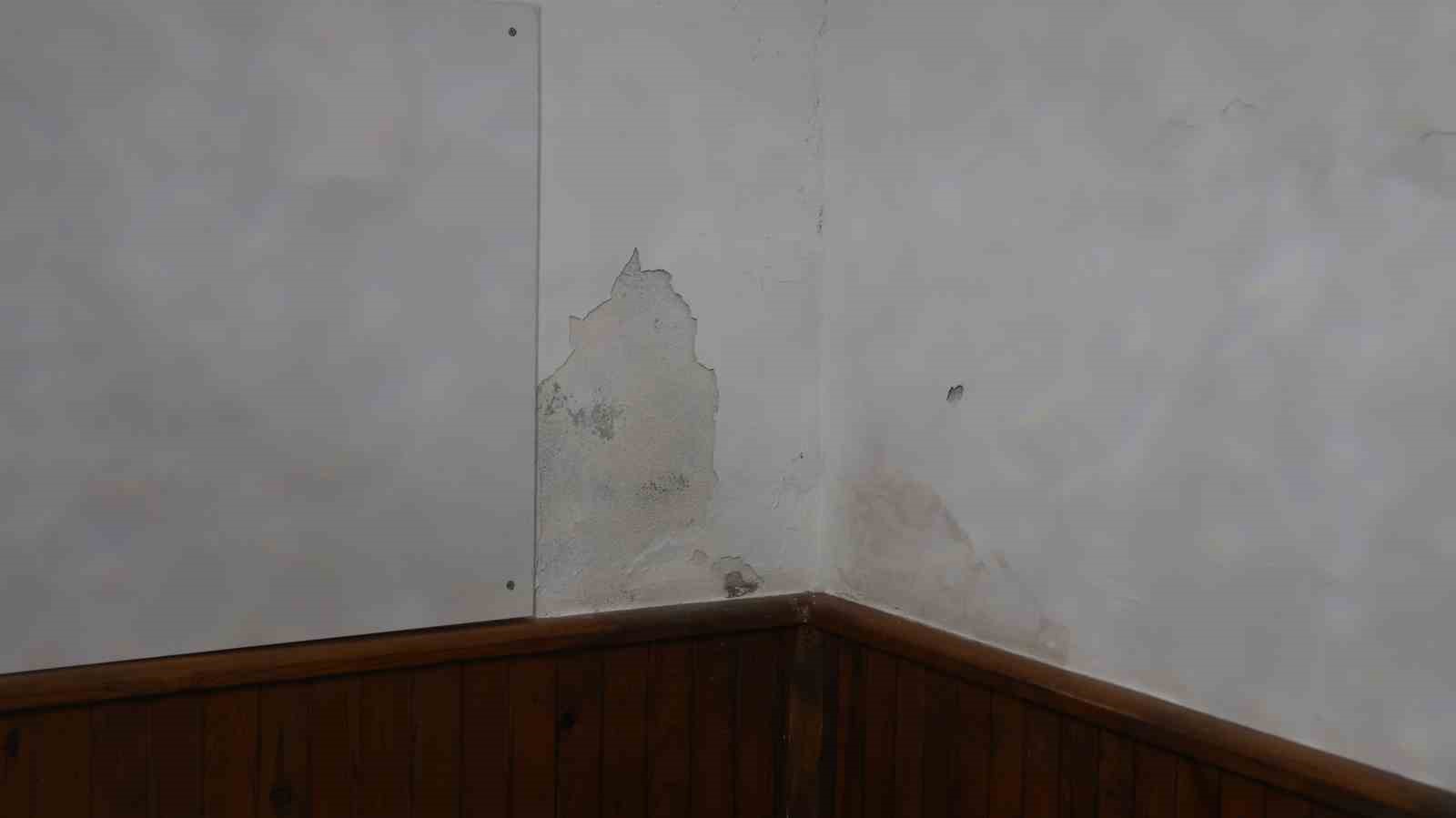 5 asırlık miras alarm veriyor: Ahi Evran Cami’nin sıva ve boyaları dökülüyor 9 5 asirlik miras alarm veriyor ahi evran caminin siva ve boyalari dokuluyor 5