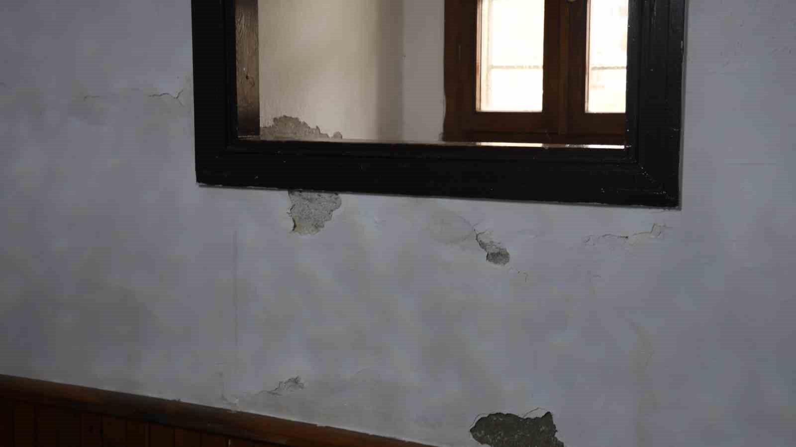 5 asırlık miras alarm veriyor: Ahi Evran Cami’nin sıva ve boyaları dökülüyor 10 5 asirlik miras alarm veriyor ahi evran caminin siva ve boyalari dokuluyor 6 JrRO7YEF
