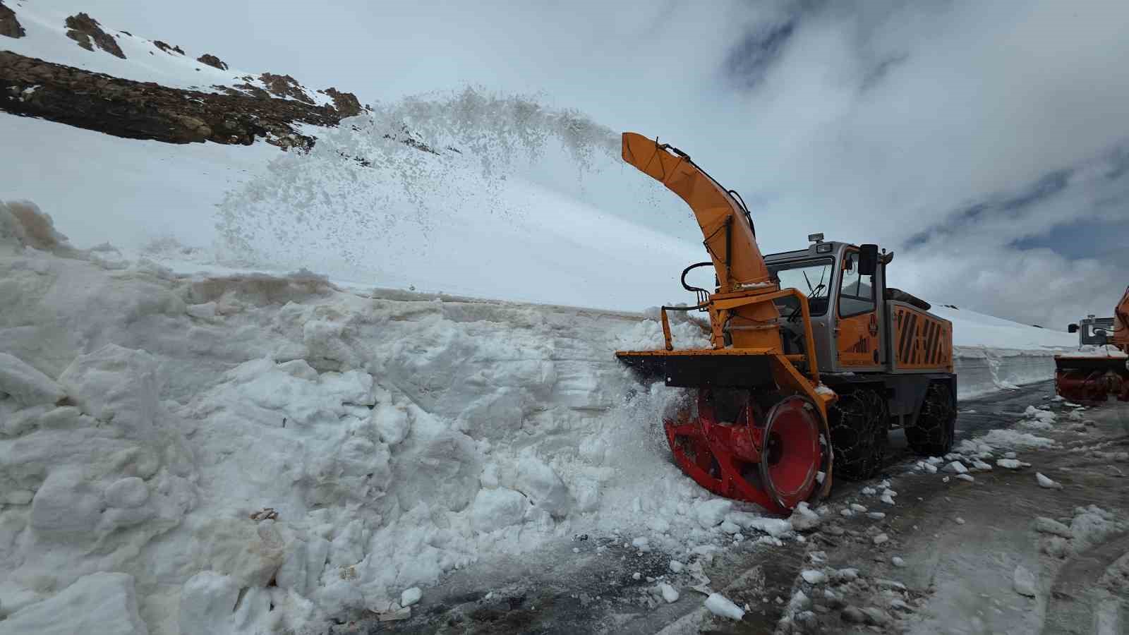 5 aydir kapali olan van bahcesaray yolunda calismalarda sona dogru 0