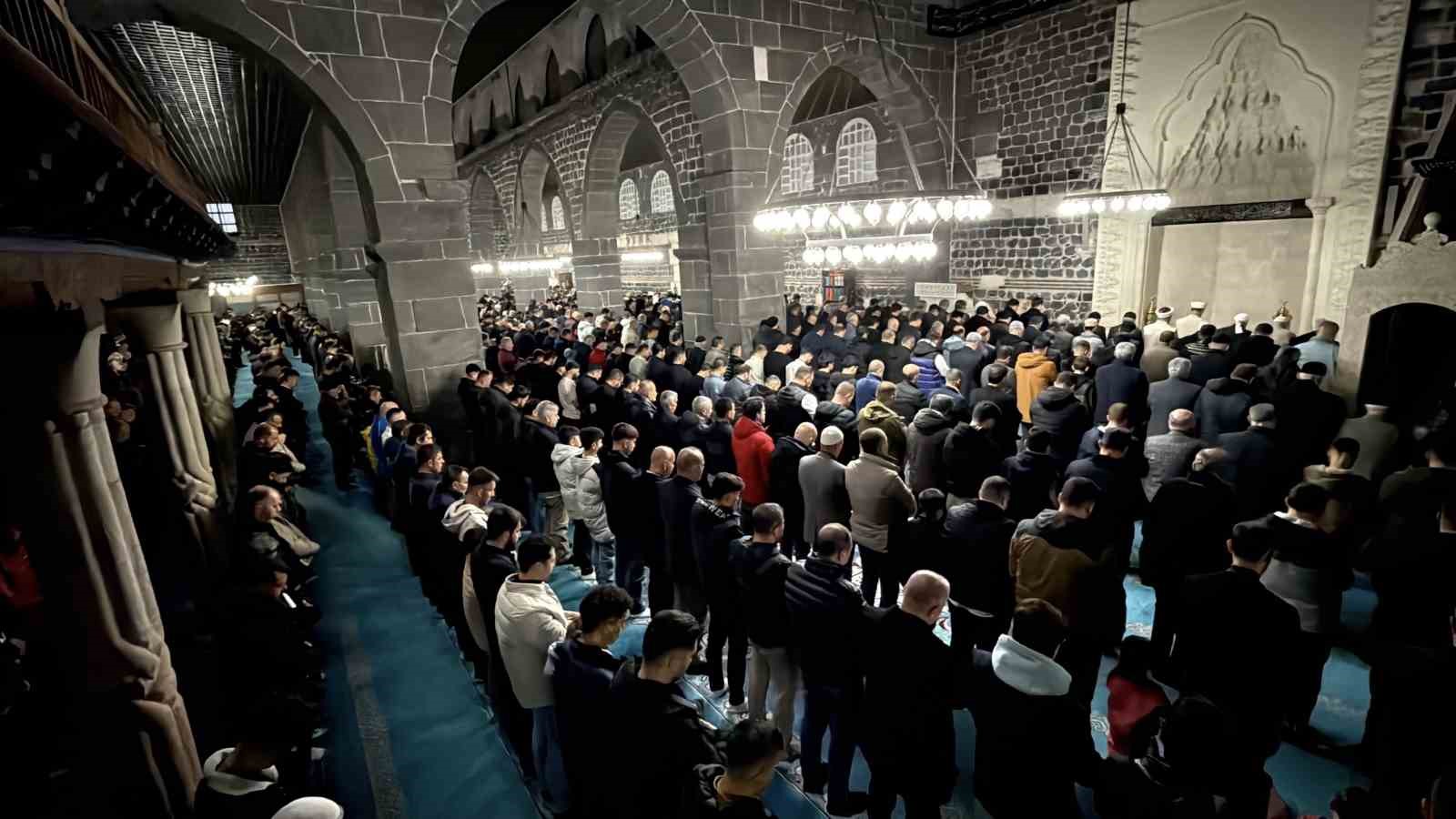 5 harem i serifi de bayram namazi kilindi 0 ReGsOBV7
