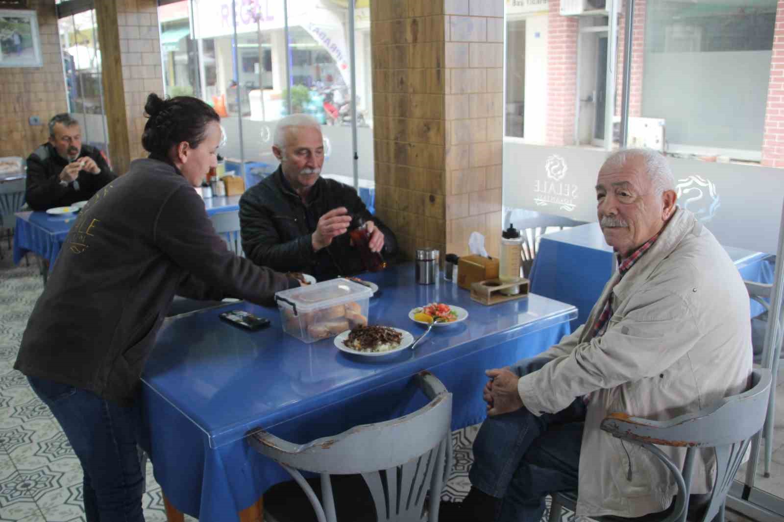 5 kadin bir lokanta bu lokantanin tum calisanlari kadin 2 pT4yISAL