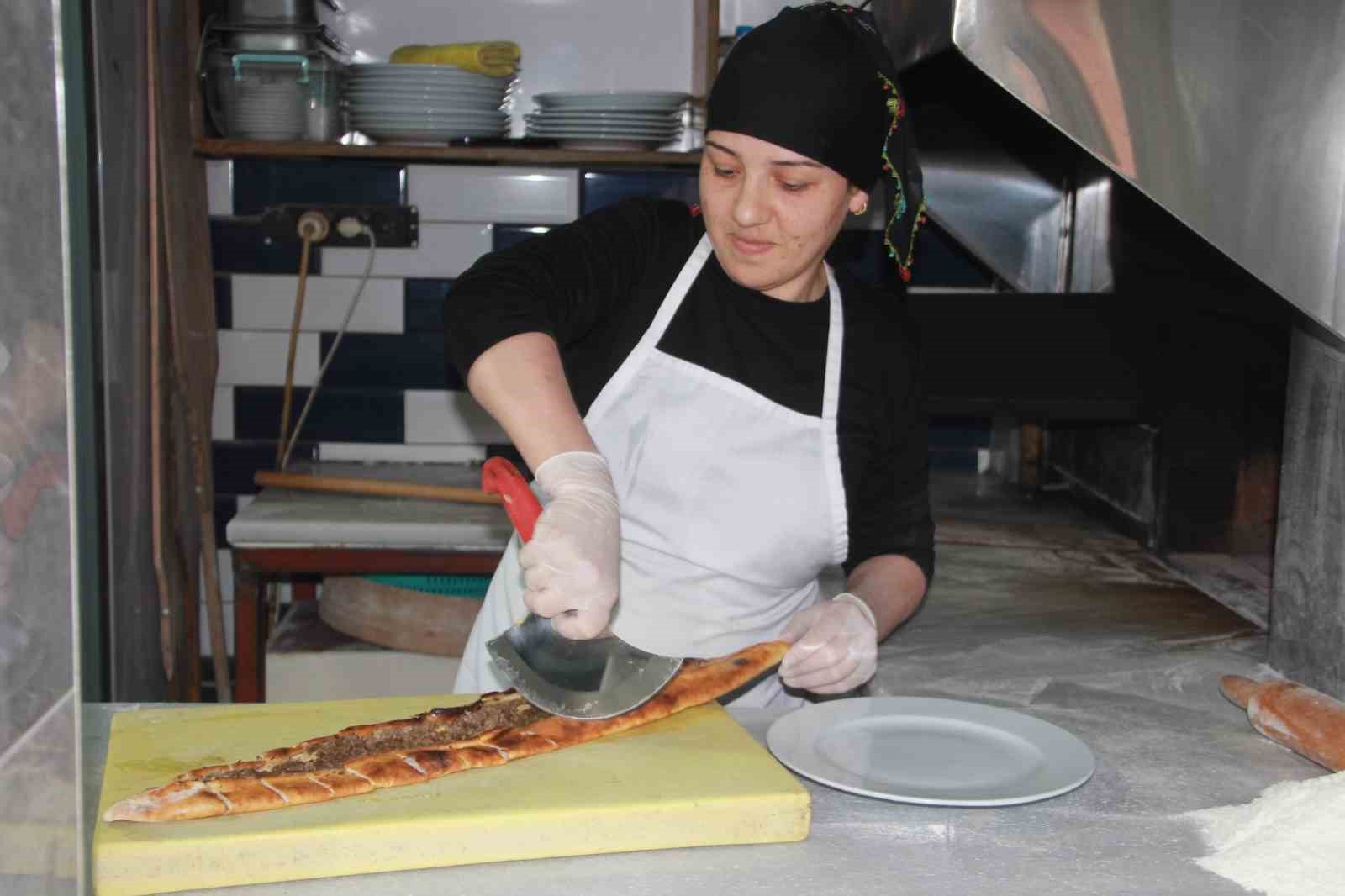 5 kadin bir lokanta bu lokantanin tum calisanlari kadin 4 ubO8TzYG