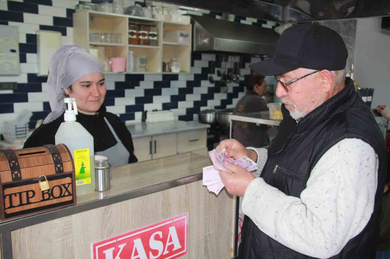 5 kadin bir lokanta bu lokantanin tum calisanlari kadin 6