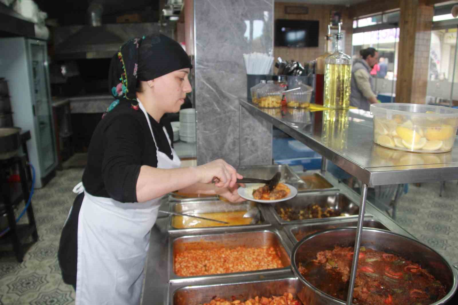 5 kadin bir lokanta bu lokantanin tum calisanlari kadin 7 hebKi1LQ