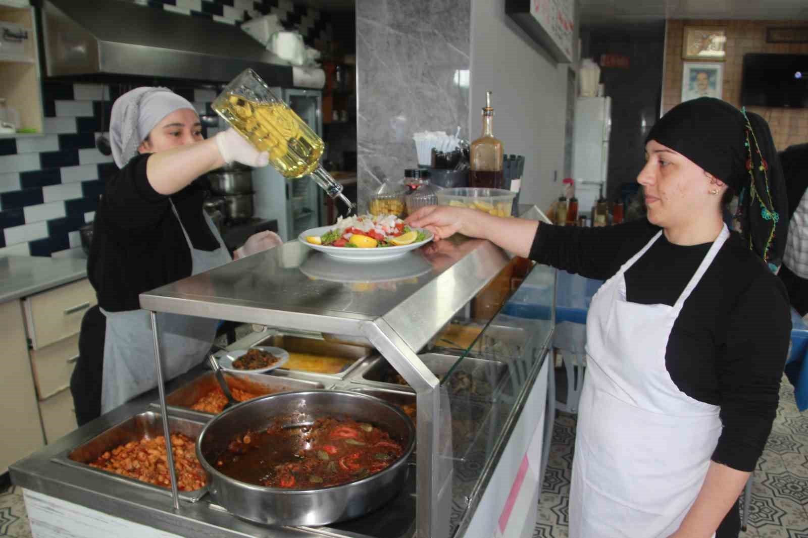 5 kadin bir lokanta bu lokantanin tum calisanlari kadin 8 yOEqzUWP