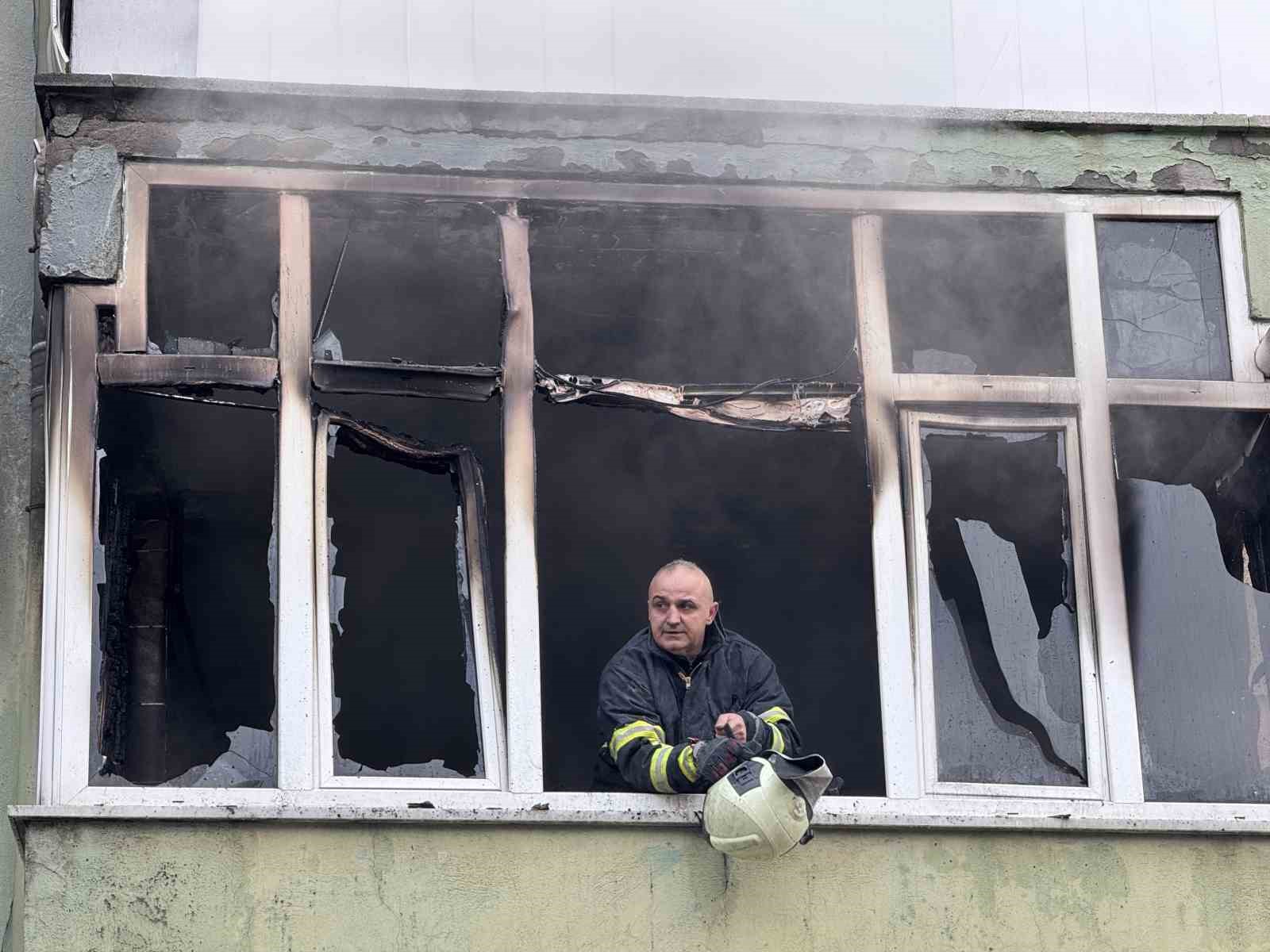 5 katli apartmanda yangin panigi 8 kisi itfaiye ekiplerince kurtarildi 0 1qTB6mbJ