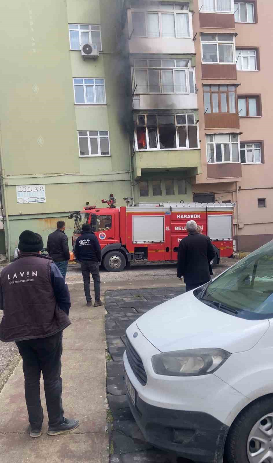 5 katli apartmanda yangin panigi 8 kisi itfaiye ekiplerince kurtarildi 10 icljbfEp
