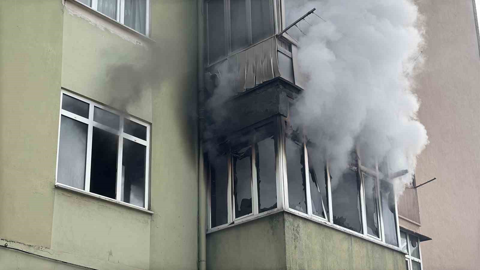 5 katli apartmanda yangin panigi 8 kisi itfaiye ekiplerince kurtarildi 4 ypGMgtVv