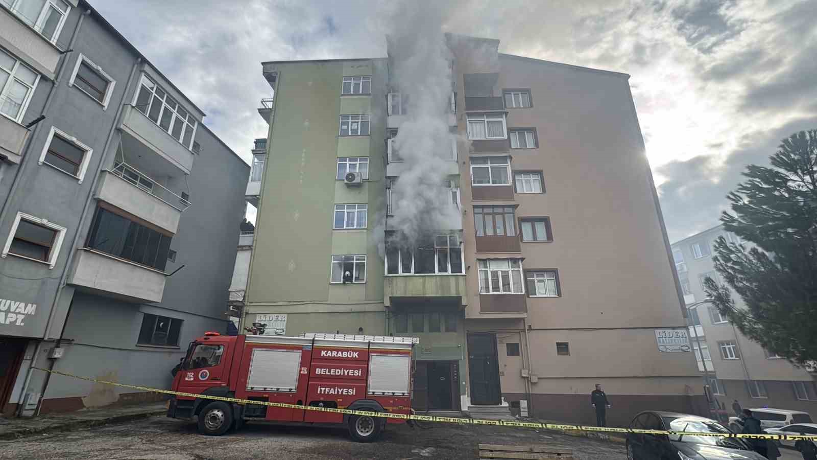 5 katli apartmanda yangin panigi 8 kisi itfaiye ekiplerince kurtarildi 5 NeChI1vF