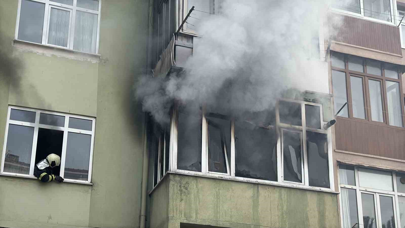5 katli apartmanda yangin panigi 8 kisi itfaiye ekiplerince kurtarildi 6 7RZ4RaKO