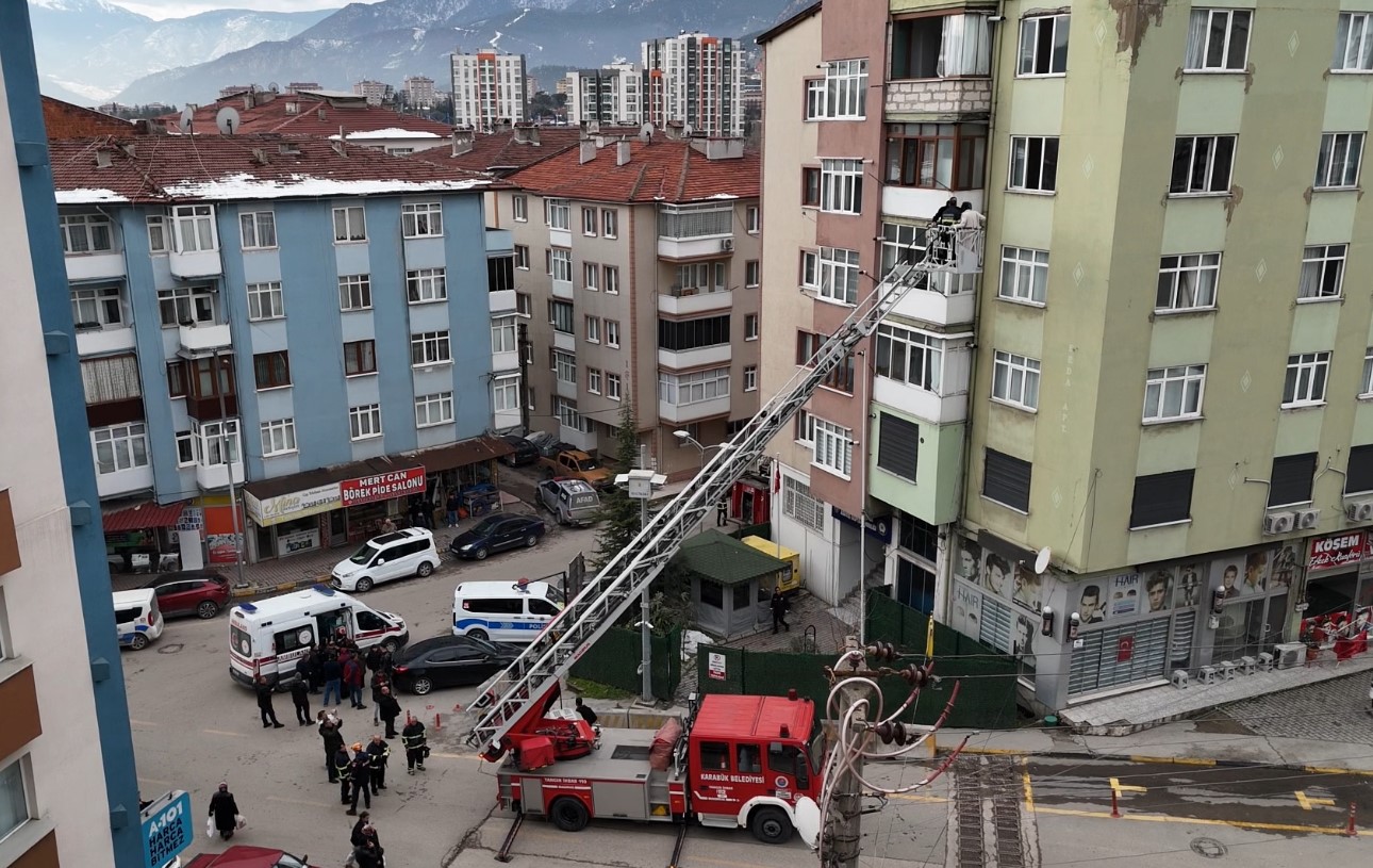 5 katli apartmanda yangin panigi 8 kisi itfaiye ekiplerince kurtarildi 8 EaCENI2k