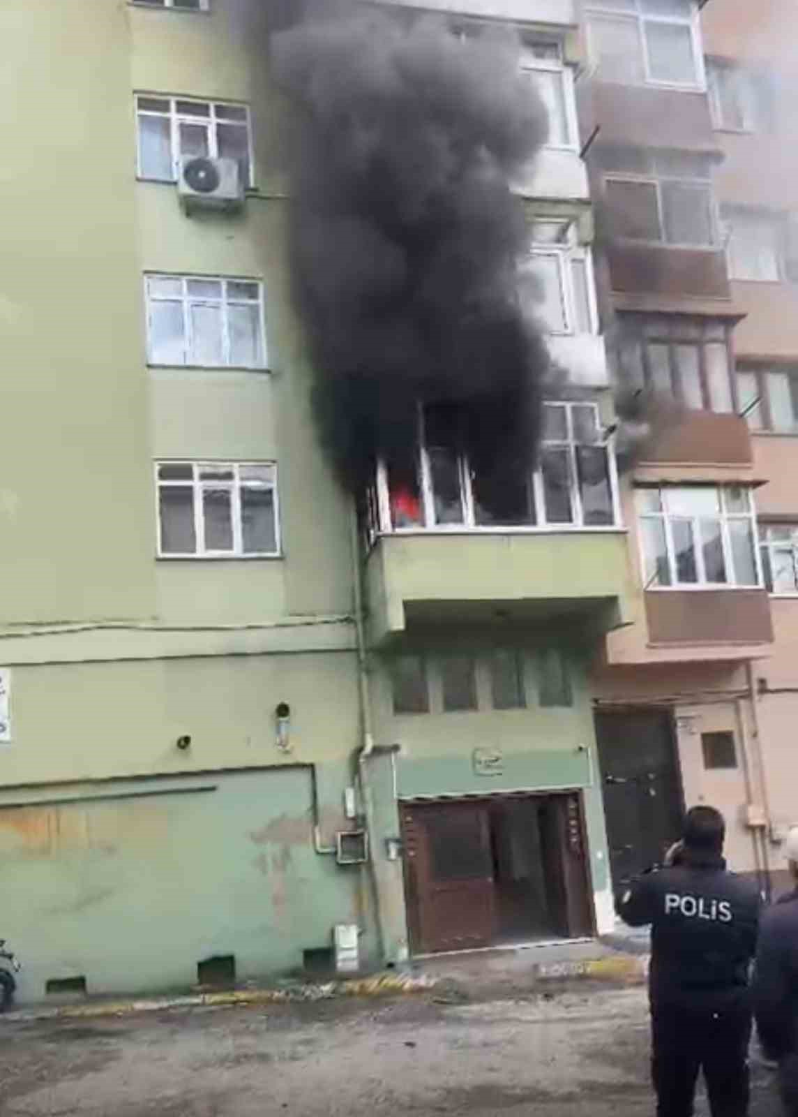 5 katli apartmanda yangin panigi 8 kisi itfaiye ekiplerince kurtarildi 9 bD64lOA6