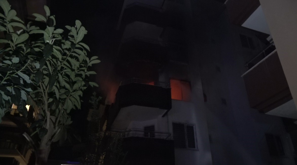 5 katli binada korkutan yangin2 kisi dumandan etkilendi 1 uHLcUiN7