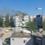 5-katli-binanin-terasindaki-yanginda-can-pazari-kameradaalevlerden-kacmak-icin-alt-kattaki-pencereye-sarktilar-WARBXTkG.jpg