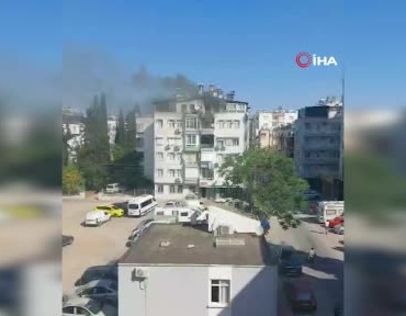 5-katli-binanin-terasindaki-yanginda-can-pazari-kameradaalevlerden-kacmak-icin-alt-kattaki-pencereye-sarktilar-WARBXTkG.jpg