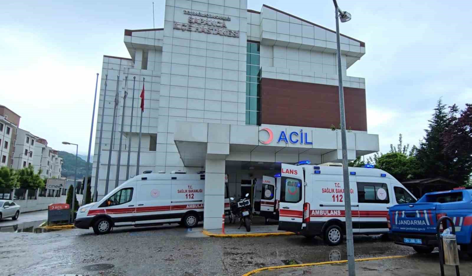 5 metre yukseklikten sarampole ucan aractaki 3 kisi yaralandi 1 RqiBvQta