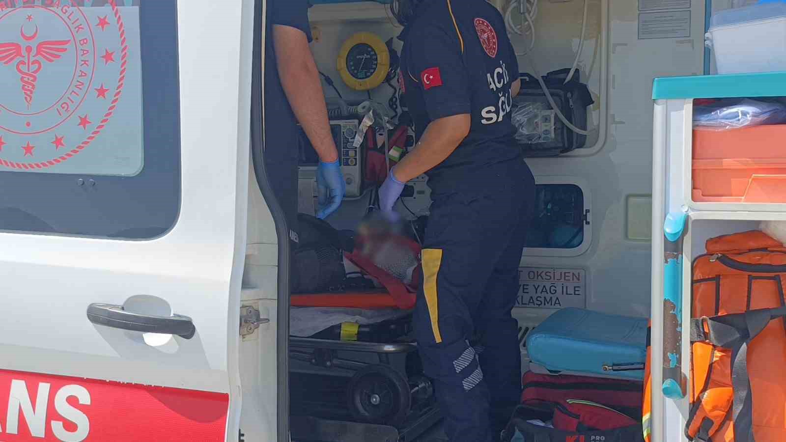 5 metreden şarampole yuvarlanan otomobildeki 2 kişi yaralandı 4 5 metreden sarampole yuvarlanan otomobildeki 2 kisi yaralandi 0 ESy9pMzm