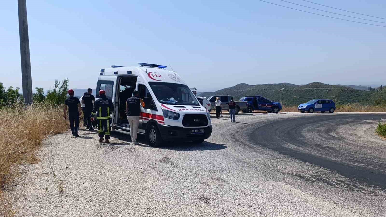 5 metreden şarampole yuvarlanan otomobildeki 2 kişi yaralandı 5 5 metreden sarampole yuvarlanan otomobildeki 2 kisi yaralandi 1 BNJ6VPSB