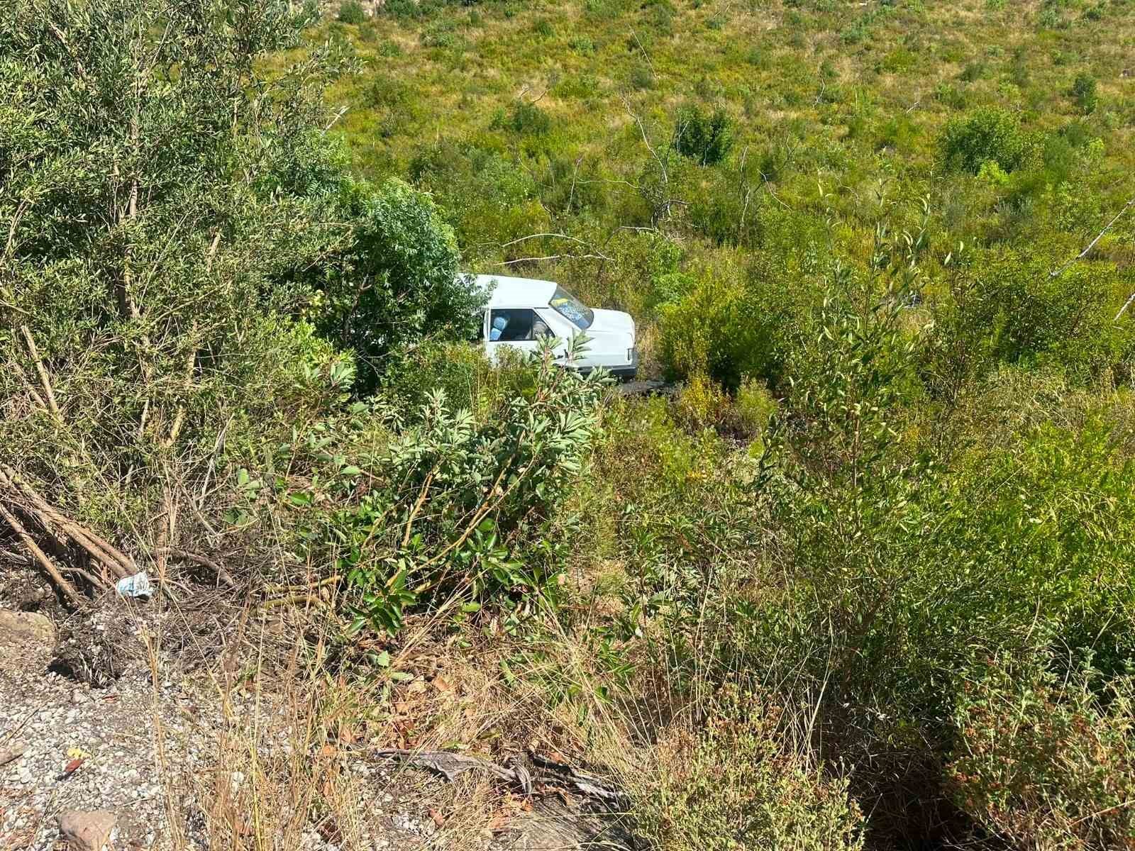 5 metreden şarampole yuvarlanan otomobildeki 2 kişi yaralandı 6 5 metreden sarampole yuvarlanan otomobildeki 2 kisi yaralandi 2 M1pwHpgQ