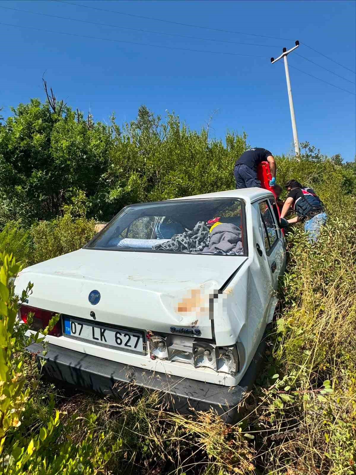 5 metreden şarampole yuvarlanan otomobildeki 2 kişi yaralandı 7 5 metreden sarampole yuvarlanan otomobildeki 2 kisi yaralandi 3 ONLzQmjX