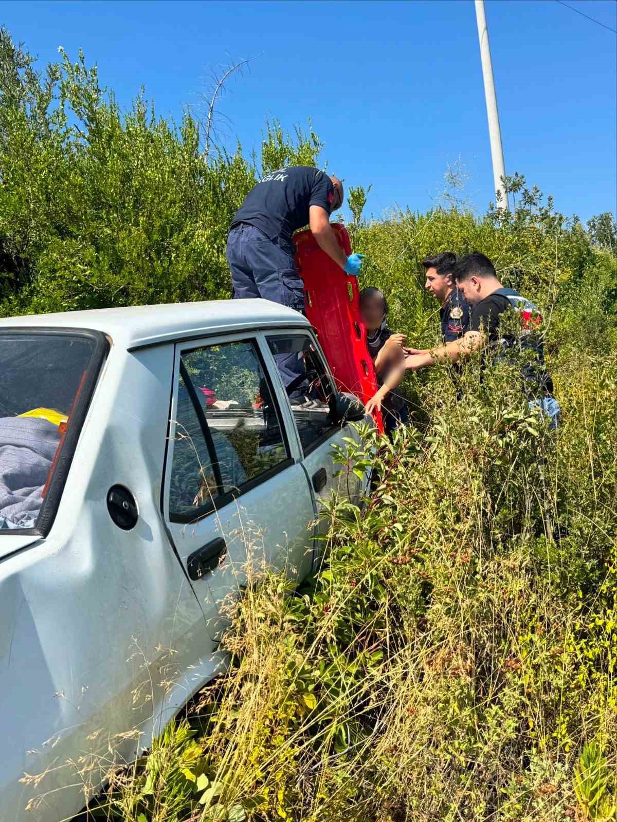 5 metreden şarampole yuvarlanan otomobildeki 2 kişi yaralandı 8 5 metreden sarampole yuvarlanan otomobildeki 2 kisi yaralandi 4 8E4THIBc