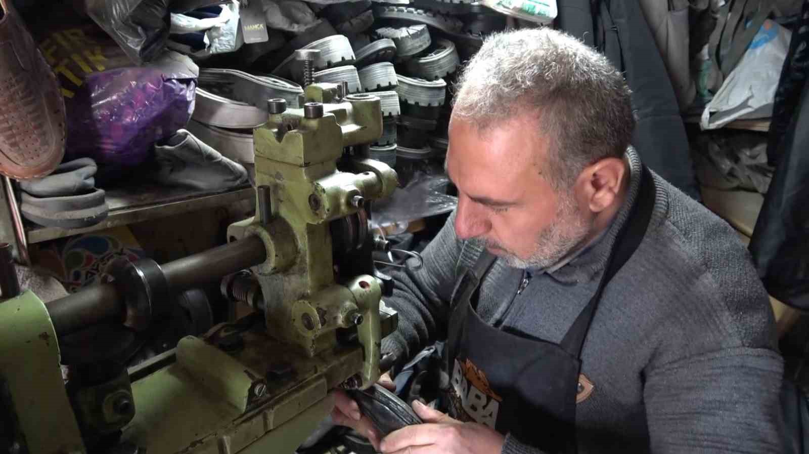 5 metrekarelik dukkaninda 30 yildir ayakkabi tamir ediyor 0 IwX6aSQZ