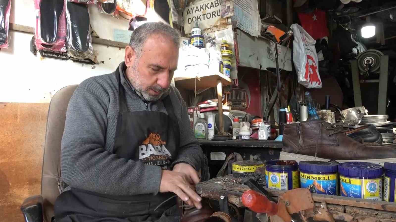 5 metrekarelik dukkaninda 30 yildir ayakkabi tamir ediyor 1 2Up2UlBa