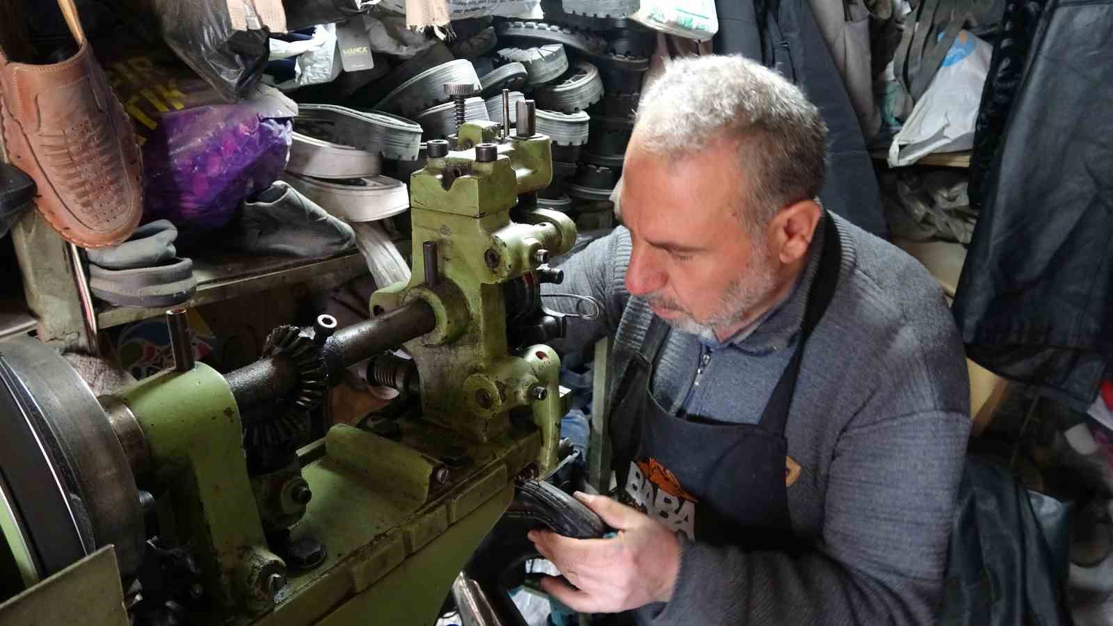 5 metrekarelik dukkaninda 30 yildir ayakkabi tamir ediyor 2 htjPVgp5