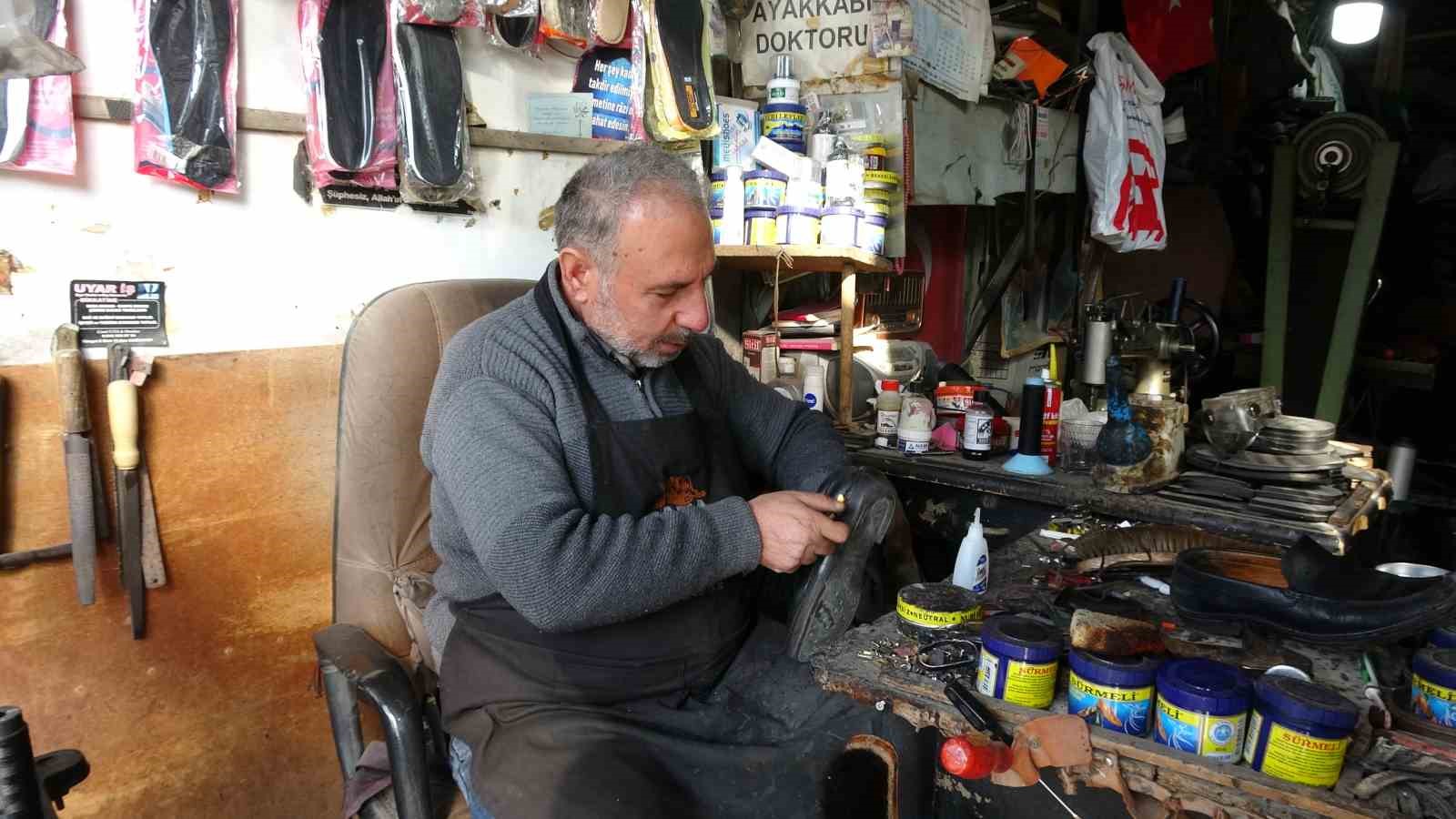 5 metrekarelik dukkaninda 30 yildir ayakkabi tamir ediyor 3 KqpPtPrb