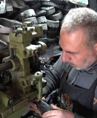 5-metrekarelik-dukkaninda-30-yildir-ayakkabi-tamir-ediyor-jCbQqmbF.jpg