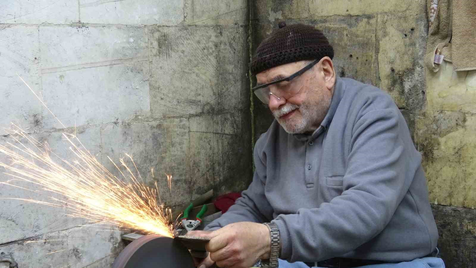 5 metrekarelik dukkaninda 67 yildir bicakcilik yapiyor 0 RZrjfl9a
