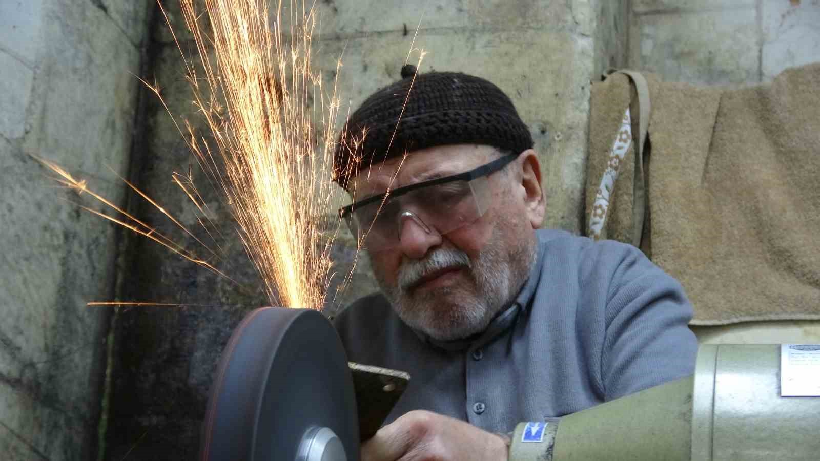 5 metrekarelik dukkaninda 67 yildir bicakcilik yapiyor 1 93JmTkYW