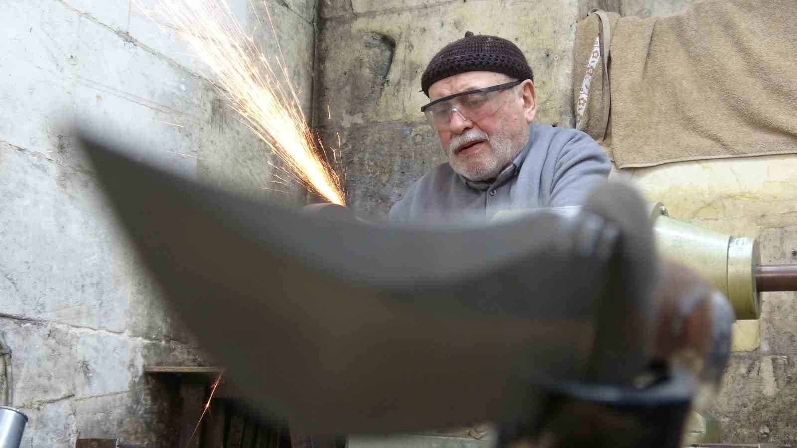 5 metrekarelik dukkaninda 67 yildir bicakcilik yapiyor 3 TBSY9Znr