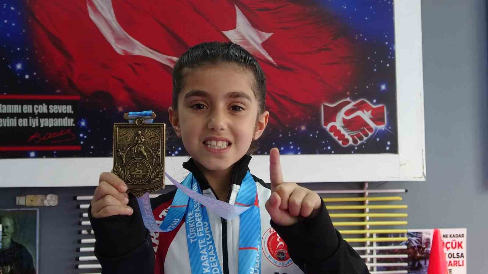 5 yaşında başladığı karate sporunda 7 yaşında Türkiye şampiyonu oldu 4 5 yasinda basladigi karate sporunda 7 yasinda turkiye sampiyonu oldu 0 Dm7zPX82