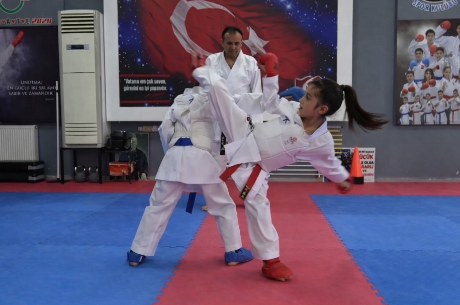 5 yaşında başladığı karate sporunda 7 yaşında Türkiye şampiyonu oldu 5 5 yasinda basladigi karate sporunda 7 yasinda turkiye sampiyonu oldu 1 Z2ZEmRhe