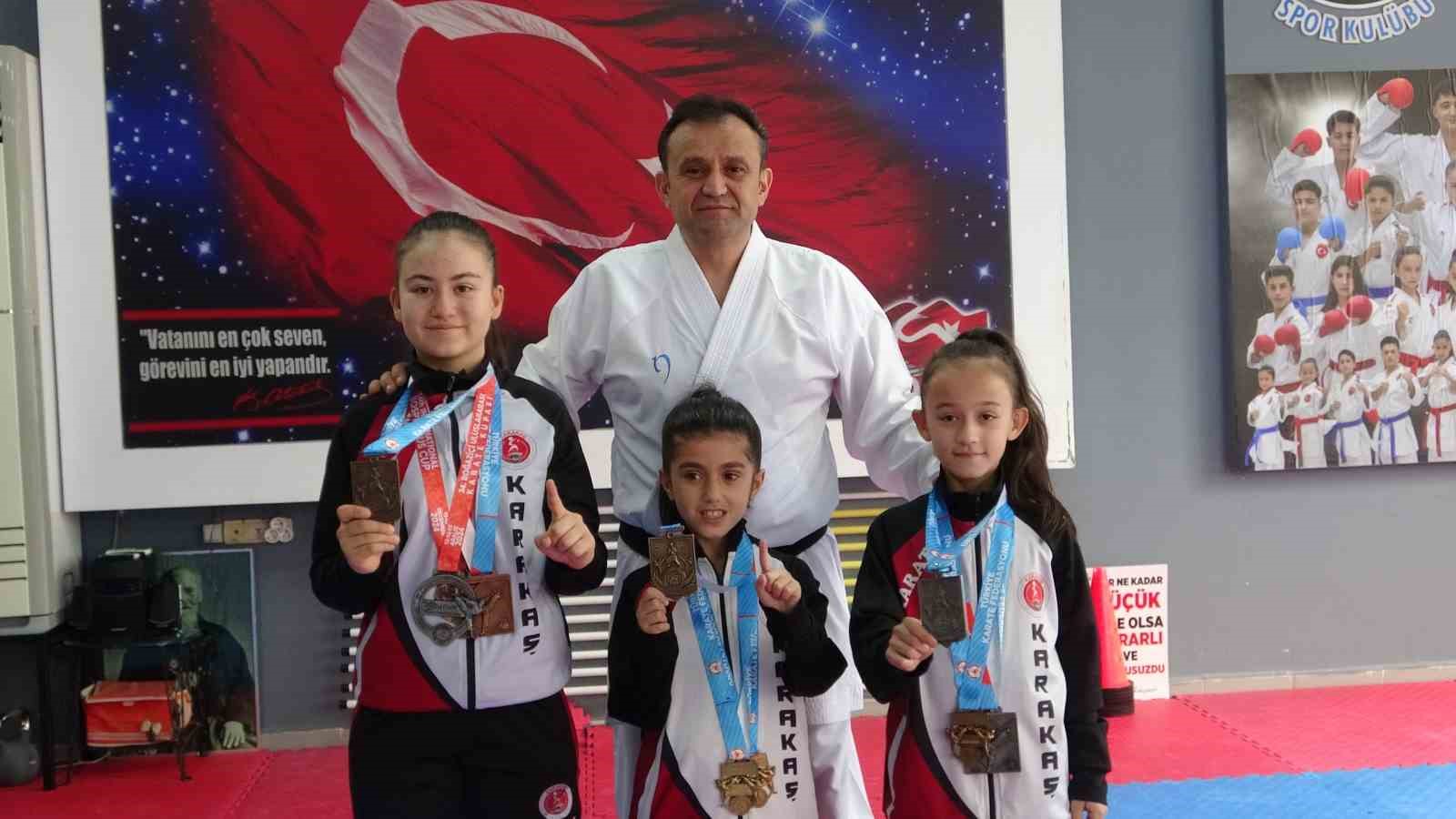 5 yaşında başladığı karate sporunda 7 yaşında Türkiye şampiyonu oldu 6 5 yasinda basladigi karate sporunda 7 yasinda turkiye sampiyonu oldu 2 4G9CvI7S